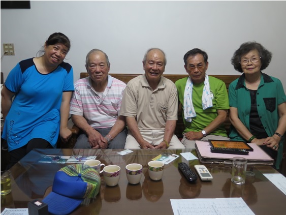 採訪團隊與曾照雄(中)合影。