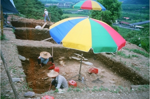 丸山遺址搶救計畫趕工的工作人員。摘自《丸山遺址》，蘭陽博物館2012年7月份電子報。