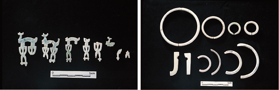 左圖：丸山遺址出土的玉製人獸形器。（正面） / 右圖：丸山遺址出土的玉製環形器。