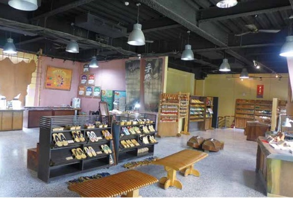 白米木屐館內展示了各式各樣可愛的造型木屐