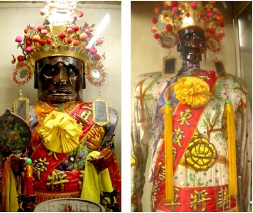 圖三、圖四：廟內開基之謝、范將軍來自於大陸福州，有一百多年歷史，由於此廟創立於光緒初年，其謝、范將軍應也是清光緒以後才有，約晚城隍廟之謝、范將軍六、七十年時間裝成。