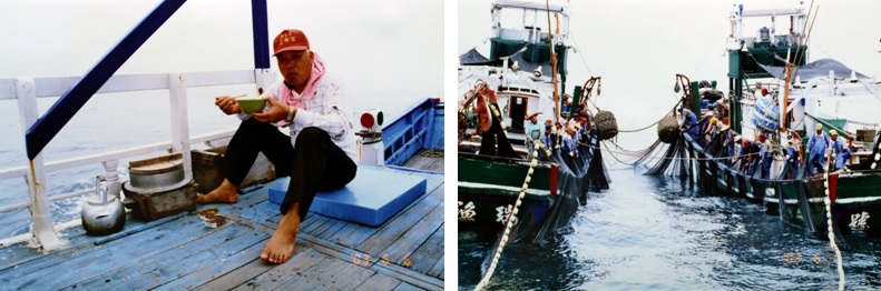左圖：吉田在船艙板上吃船仔飯的照片。 / 右圖：海上牽網討海留影。