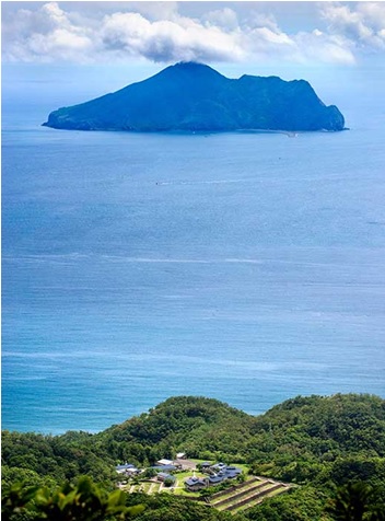 〈找出回家的路〉往昔要進入宜蘭，需翻越雪山山脈的層疊山嶺，倍嘗艱辛，如今走在坪溪古道從容悠閒，一路傍著溪水綠蔭，到鞍部可眺望龜山島與濱海景致。顏松柏攝影，《經典雜誌》提供。