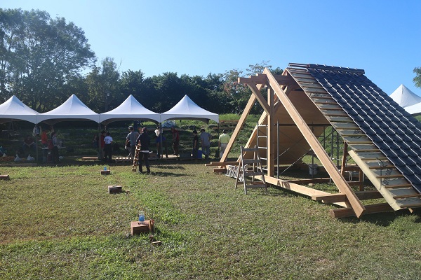 2019年11月汗得學社、汗得建築工事實驗教育機構與宜蘭傳藝中心舉辦的「木構造Ｍaker!」行動營隊在傳統藝術中心立起的大型木構建築。蘇美如提供