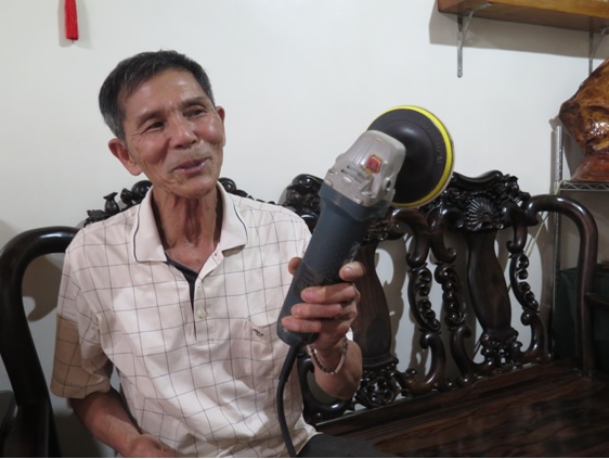 退休後專注於木藝的王錦炎。