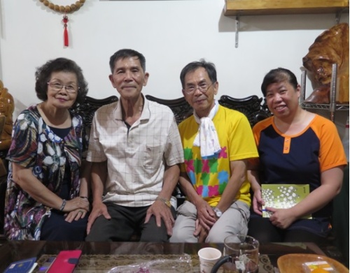 採訪團隊與錦炎合影。