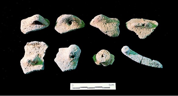 丸山遺址出土的陶鈕及陶把。