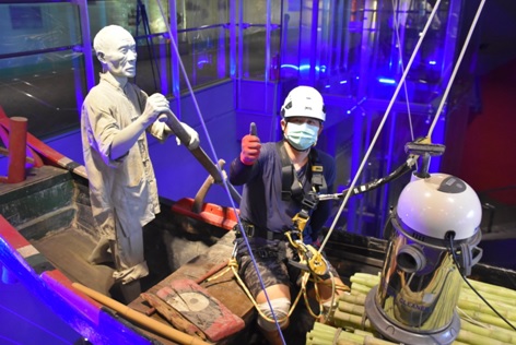 黃一明受過專業的爬樹訓練，正好運用所學，在高空中繩吊清理「駁仔船」。