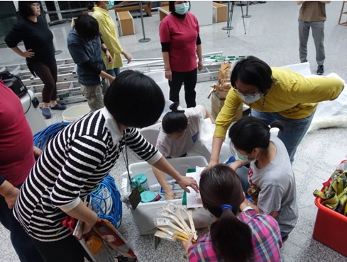 大掃除第一天同仁們於蘭博大廳分組，檢整工具、器材。