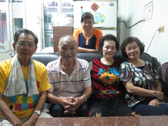 採訪團隊與春成夫妻合影