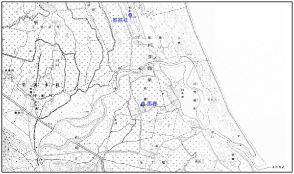 圖1–2猴猴社社址，資料來源：中央研究院人社中心GIS專題中心「臺灣百年歷史地圖系統：臺灣堡圖(明治版)」 網站。猴猴人雖然在十九世紀中期即陸續遷離新城溪流域，但留下的地名仍為後人所沿用，圖中可見在新城溪北岸有一個大埤塘，一旁的聚落即為猴猴，為昔日猴猴人的社址所在。