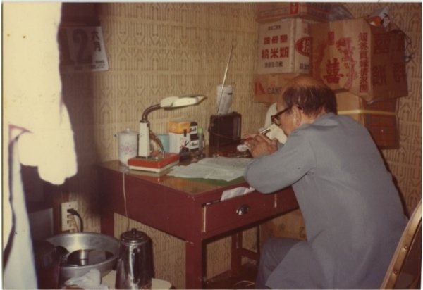李榮春的書桌，1985年6月攝於頭城開蘭東路11號樓下。