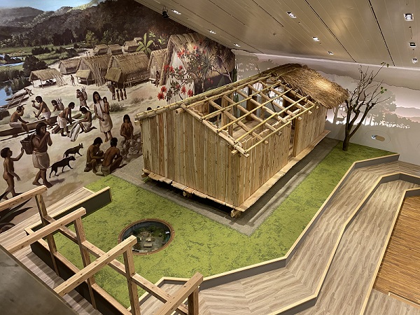 由常設展廳俯瞰考古兒童廳的視角—「淇武蘭干欄式家屋」一隅（彭仁怡攝）