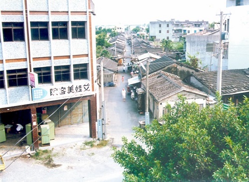 民國74年復國新村照片，資料來源：1985.7，《宜蘭縣軍眷村（大陳義胞）改建國宅研討會資料》。照片拍攝地點為今農權路交叉口（向北）