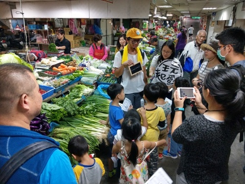「少年阿公」方子維從日本返回宜蘭農務後，2018年將食農 教育從農村延伸至傳統市場，發起「來宜蘭迺菜市場」透過步 行導覽帶動地方創生。