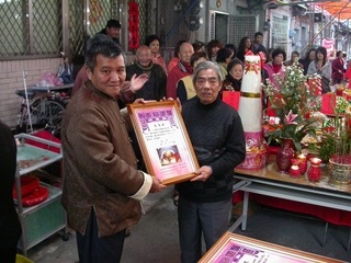 八十歲的阿發伯，不惜重資，以高級花生糖製作神龜，雖沒有獲土地公選為得獎作品，但是主辦單位頭城文化協會精心製作附有個人神龜作品照片的感謝狀，讓阿發伯如獲至寶，珍惜不已，還四處向他的老朋友們展寶