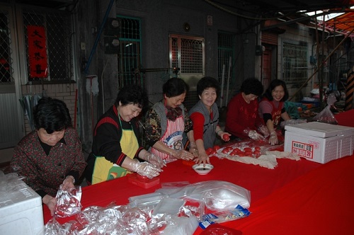 老街上的婦女們難得齊聚一起做紅龜粿，邊做邊聊回味舊時的生活風味，笑稱著再不傳承教導年青一輩學做紅龜粿，日後土地公難保吃不到純手工的紅龜了！