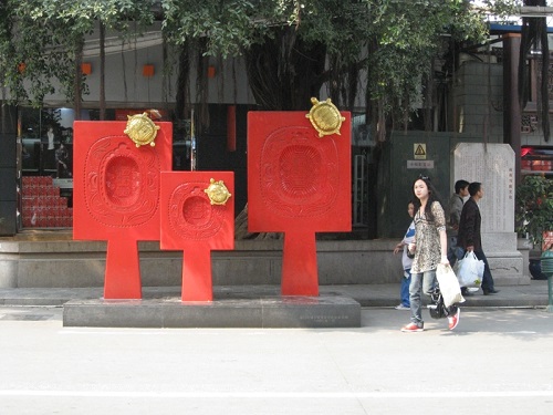 福建廈門市區內以作粿的龜模作為街道裝置，既別緻又有趣(林正芳提供)