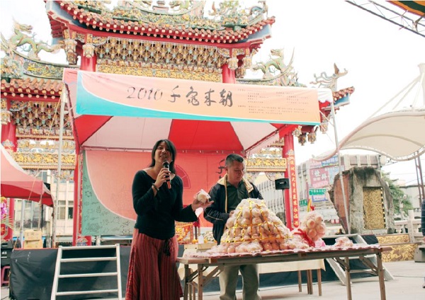 圖2. 2010千龜來朝的乞龜呷平安，邀請蘭陽博物館黃怡芬代理館長主持乞龜活動。