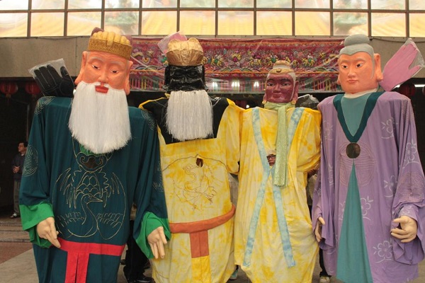 圖3. 2010年千龜來朝的南來北往顧老街，圖為居民扛土地公、婆大身尪於頭城慶元宮前合照。