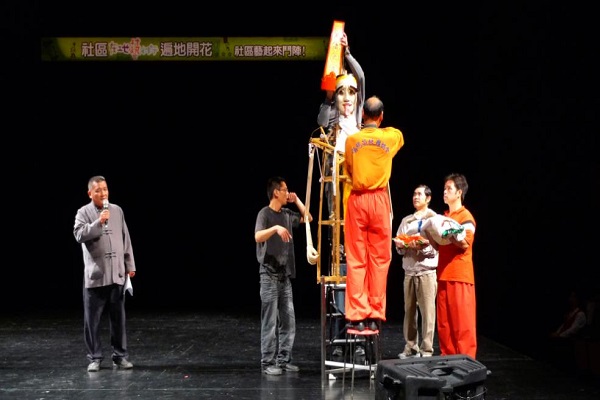 圖6. 頭城東嶽廟復興社與頭城文化協會，於2010年11月20日宜蘭在地藝術節中進行組裝示範與表演。