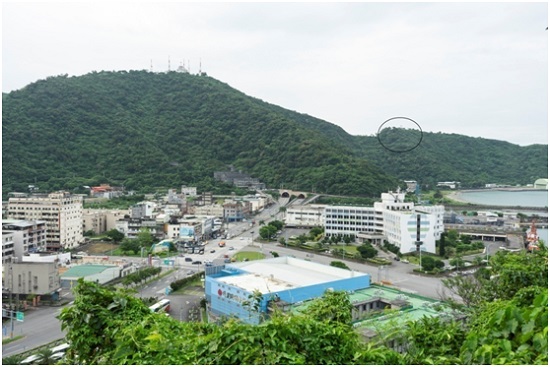 南關現址。資料來源：筆者拍攝，攝於2020年5月8日。 說明：圖中黑色圓圈標示處即為教育廣播電台所在，為藤崎濟之助所說的南關所在，山下即為松尾坑，今天為蘇澳海軍營區。