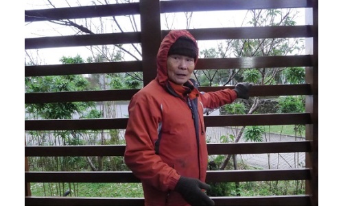 慶堂師現場說明走榫工法製作的格柵
