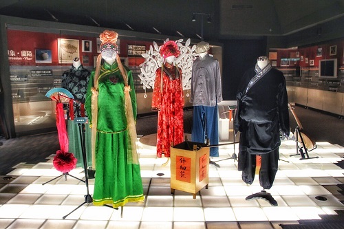 展覽展出陳旺欉藝師多套戲服。台灣戲劇館、壯三新涼樂團提供