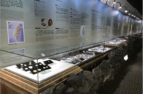2017年「重見/建/現 漢本」教育特展展示主題包含遺址發掘大事紀、地名及地理環境等，藉由圖文解說、互動體驗、文物觀察、現代數位科技MR混合實境手法，呈現先住民的生活面貌。