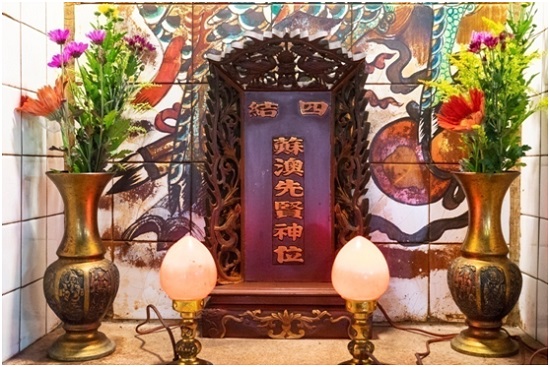 四結蘇澳先賢神位，原奉祀於寶山寺左側的先賢祠中，後因該祠年久失修而傾頹，神位移入寶山寺中奉祀(附註七十二)。資料來源：筆者拍攝，攝於2016年4月3日。