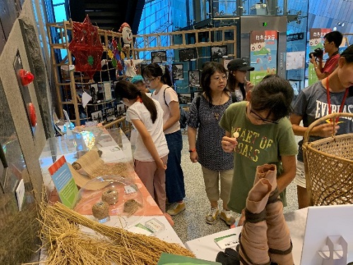 遊客參觀7月勁水微展