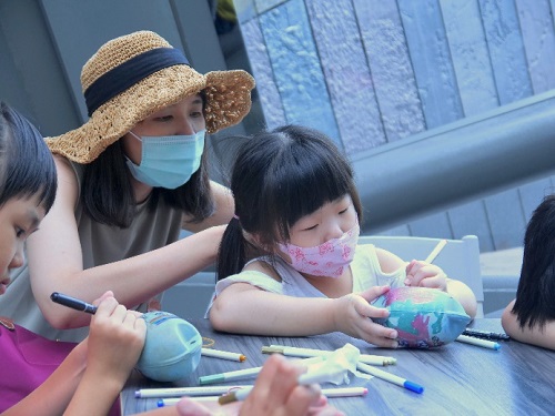 親子間一塊動手做浮球彩繪
