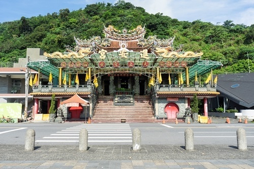進安宮(北方澳媽祖廟)。筆者攝於2020年6月2日。位於南方澳漁港旁的進安宮，為北方澳的信仰中心，1975年後北方澳由於軍港興建計劃而全村遷移至南方澳，北方澳人也將媽祖廟中部分媽祖一同遷至南方澳，並於1984年於南方澳興建現今看到的進安宮。