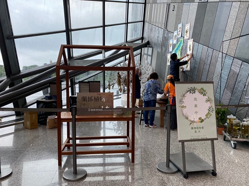 老師帶領志工與員工們佈展