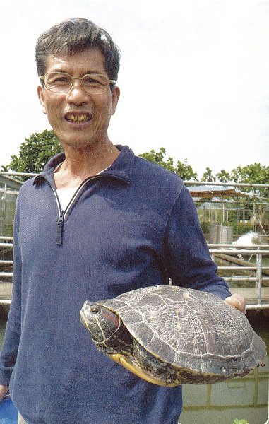 黃玉明透過教導遊客認識外來魚種推廣生態教育