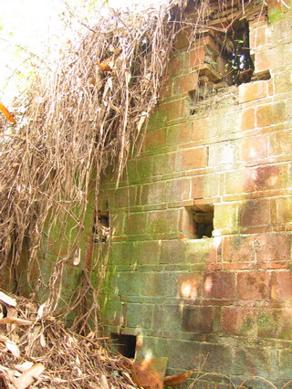 銃櫃圍牆上平均分佈銃孔