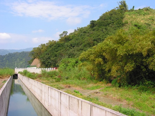 今五十溪經過多次洪水改道，以致呈現接近周宅基地情況。