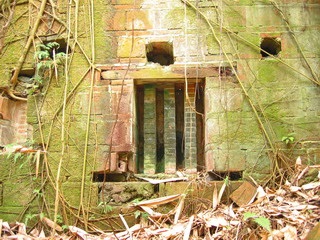 銃櫃不僅設有多處銃孔，另擁有同時監視、眺望及射擊功能的小窗。