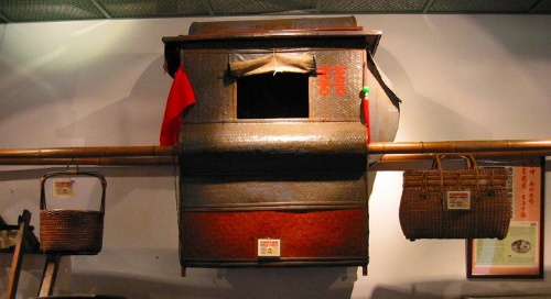 天送埤文物室內所展示之竹製轎子