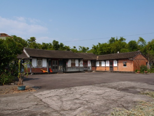 成ㄇ字形的竹圍