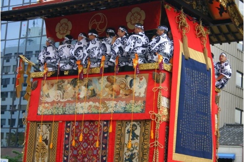 祇園祭從每年7月1日的納吉符開始，一直到29日神事奉告祭為止，歷時一個月。