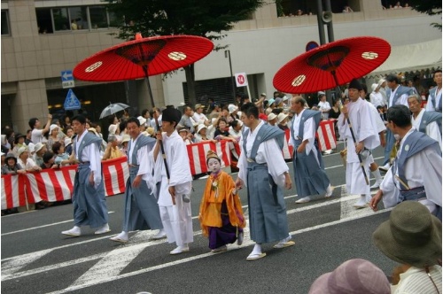 擔任主祭的小男孩「稚兒」