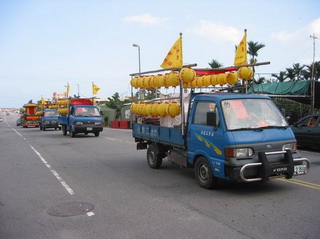 頭城搶孤遶境車隊雖多，但觀者稀落。