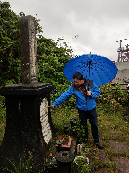 龜山島遭難碑(大溪招魂碑)碑座正面刻有罹難者名單，背面則是「招魂碑誌」。