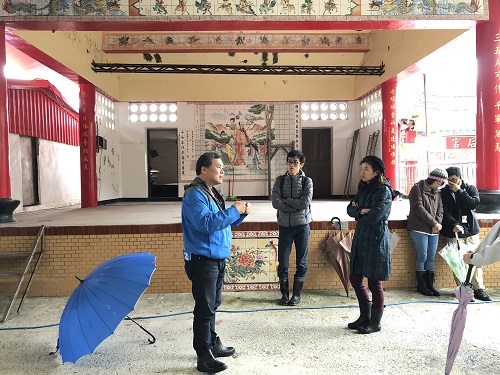 在天后宮的戲台前正芳老師為我們上了一課歷史