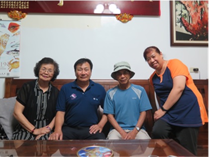 採訪團隊與陳萬富(左二)合影