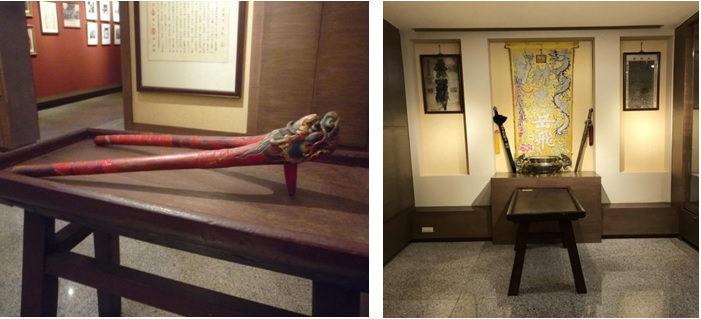 左圖：門生察點中扶鸞儀式是運用鸞筆唱名後落朱批 / 右圖：碧霞宮展示鸞桌文物