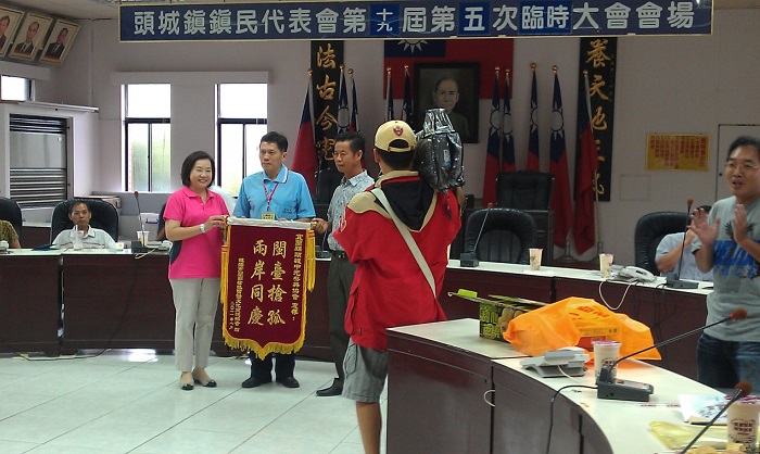 福建龍海市閩南搶孤習俗文化交流協會秘書長朱銀枝率團參加「頭城搶孤」，與頭城鎮文化發展協會簽訂了《兩岸搶孤民俗友好交流協議書》，雙方將就搶孤民俗文化的研究、傳承加強合作。