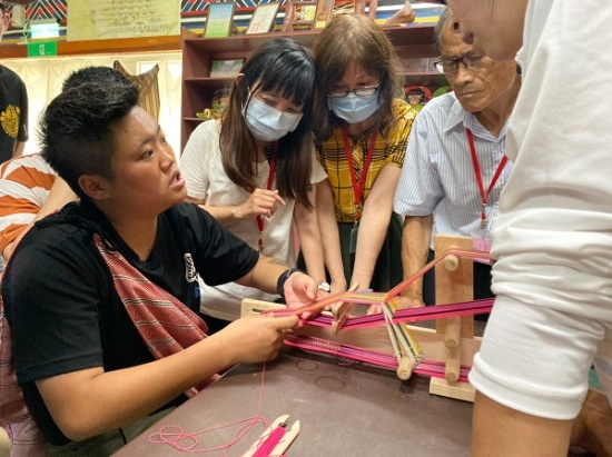 部落裡的青年承襲了編織的技能與精神