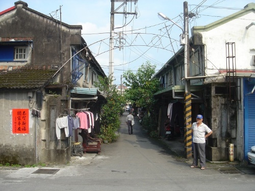 金陵一村主入口及門坊，其中間的巷道並有洗石子門柱，3米高的門柱上書著金陵一村及民國53年7月1日立的文字。